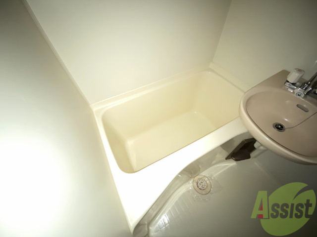 バス・シャワールーム　ユニットバスとなっており、掃除も楽ですね。