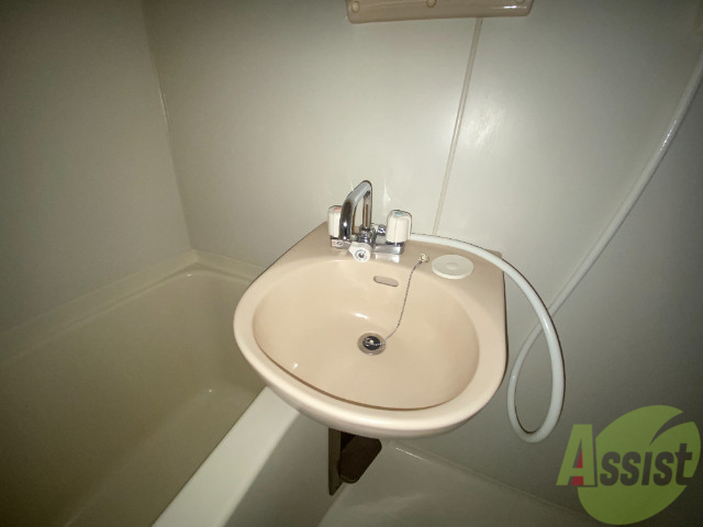 洗面設備　洗面台はバスルームの横に付いていました。