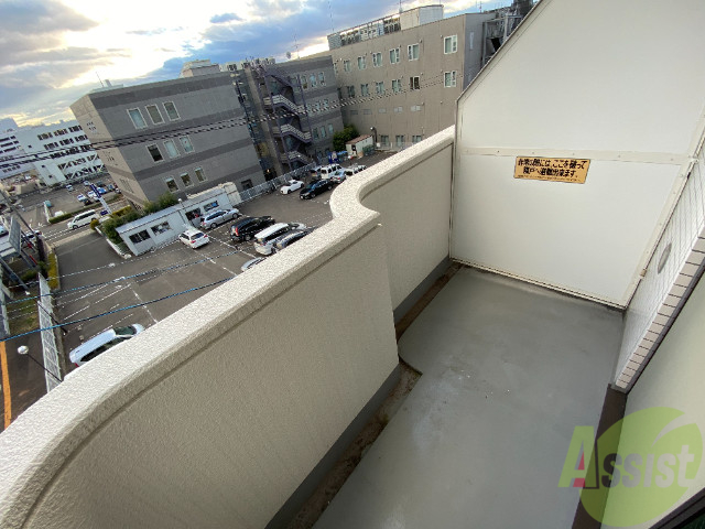 バルコニー　バルコニーがあるので洗濯物は外に干せそうですね～。