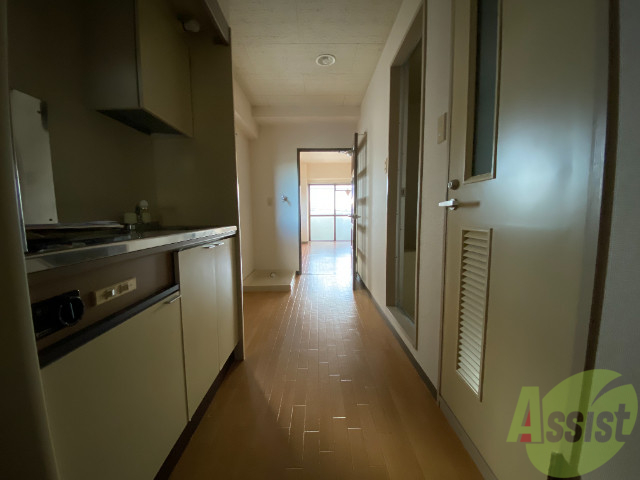 玄関　玄関から撮影しました。お部屋から眩しい光が差し込んできます。