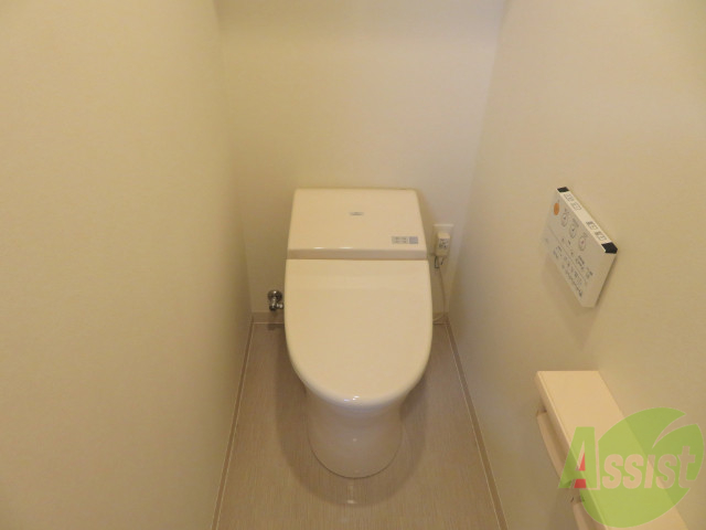 トイレ　シャーーーと洗えるシャワートイレです。しゃーー