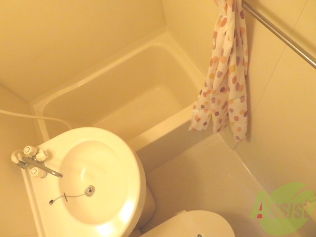 バス・シャワールーム　こちらの浴室で、一日の疲れを癒しましょう。