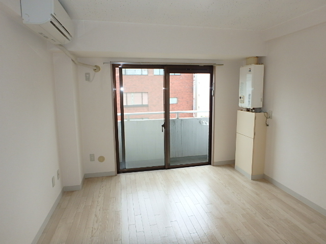 居室・リビング　駅前のこの地に住まう喜び。