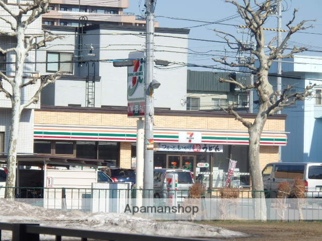 コンビニ　セブンイレブン（コンビニ）まで182m