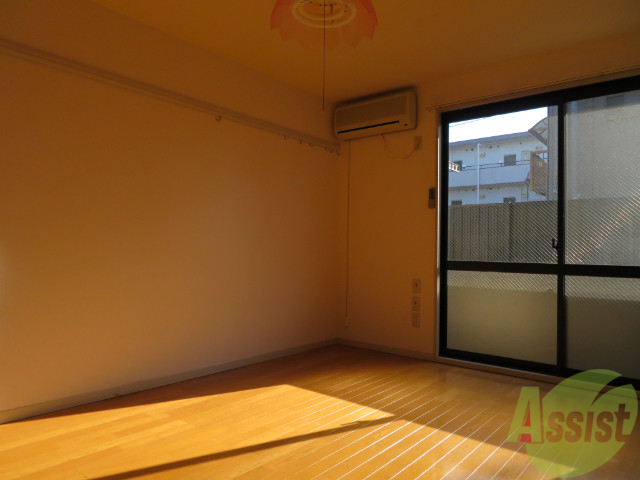 居室・リビング　７．５帖の洋室です。広々として、きれいですね。