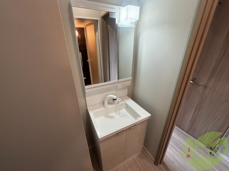 洗面設備　洗面所は独立しており、シャワー付きです。