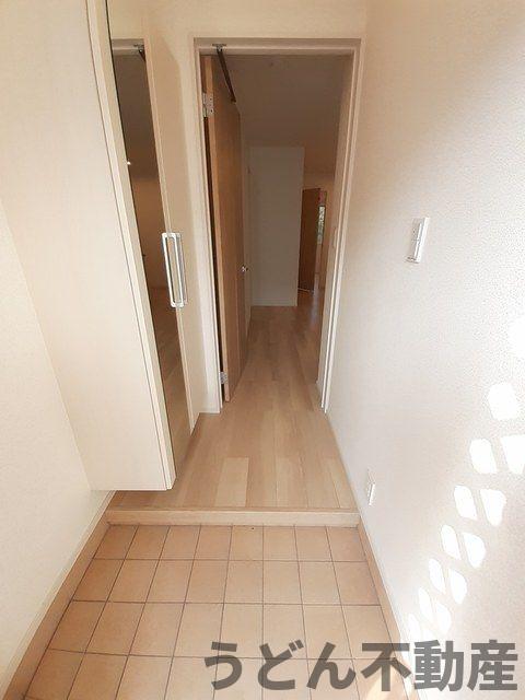 玄関　うどん県のお部屋探しはうどん不動産へ うどんちゃんとLINE