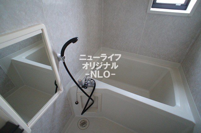 バス・シャワールーム　バスタブに浸かってゆっくりと一日の疲れを癒すことができます☆