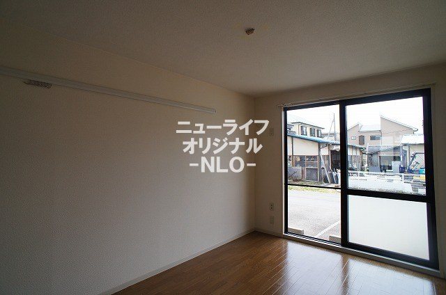 その他部屋・スペース　洋室6.4帖　窓が大きく開放感があります☆