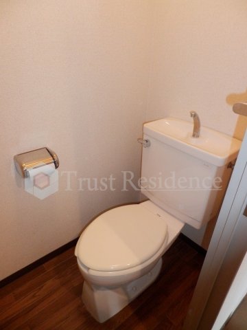 トイレ　落ち着いた色調のトイレです