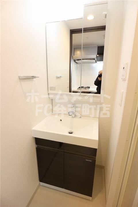 洗面設備　スペースが確保できる洗面所です