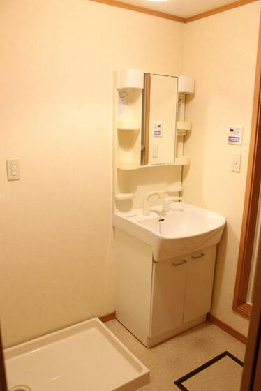 洗面設備　シャワー付き洗面化粧台