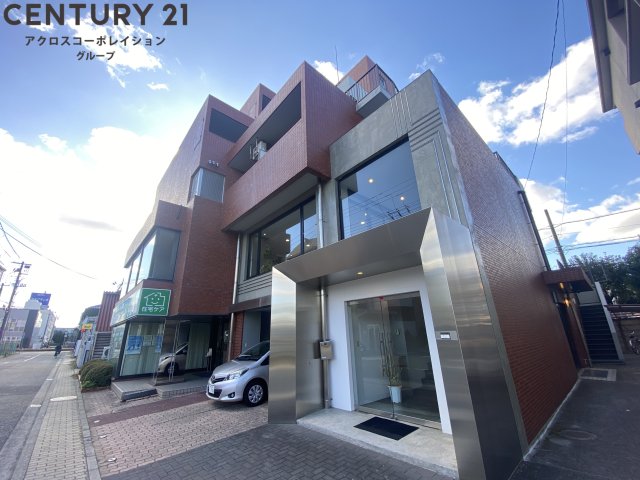 建物外観　オートロックで外部の人間が簡単に出入りできないため安心です。