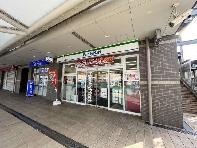 コンビニ　ファミリーマート香里園駅前店（コンビニ）まで164m