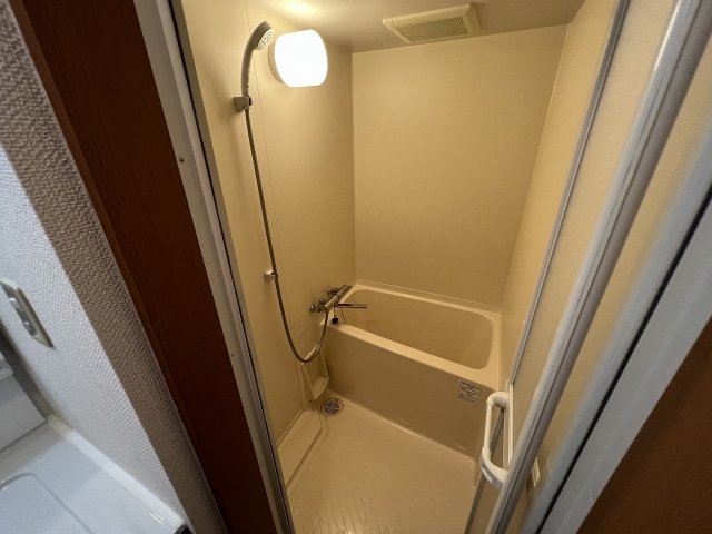 バス・シャワールーム　シンプルで機能的なユニットバスです