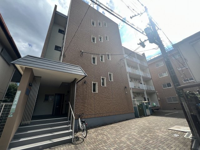 建物外観　敷地内に駐車場あります