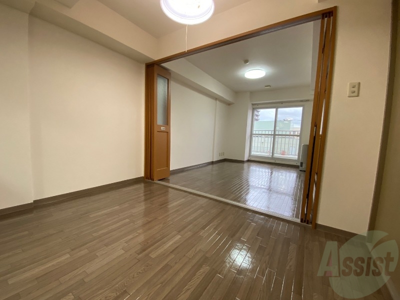 居室・リビング　フローリングと壁のカラーが明るい雰囲気ですね！