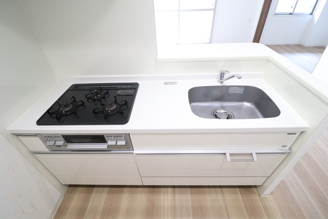 キッチン　ガスコンロ３口＆グリル付き