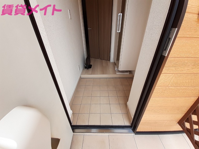 玄関　同タイプ部屋写真です。