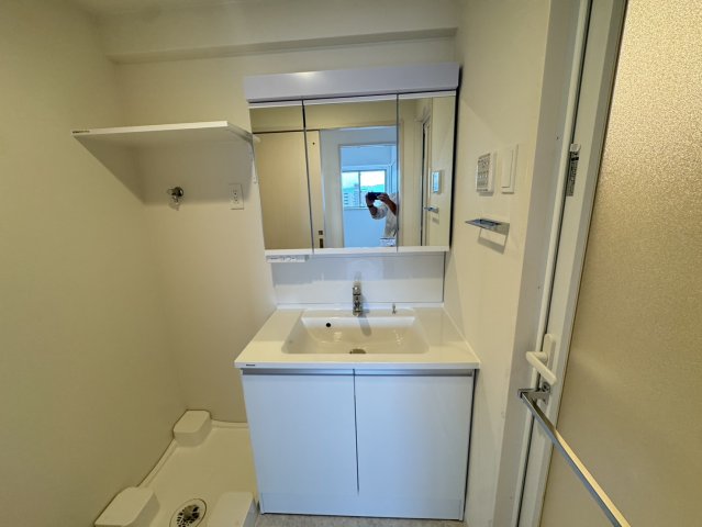 洗面設備　ゆったりとスペースのある洗面所