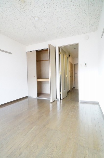 居室・リビング　参考写真（同物件別部屋）