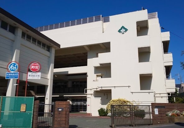 中学校　横浜市立森中学校（中学校）まで714m