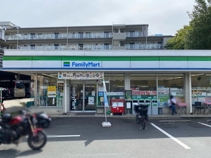 コンビニ　ファミリーマート新栄町店（コンビニ）まで92m