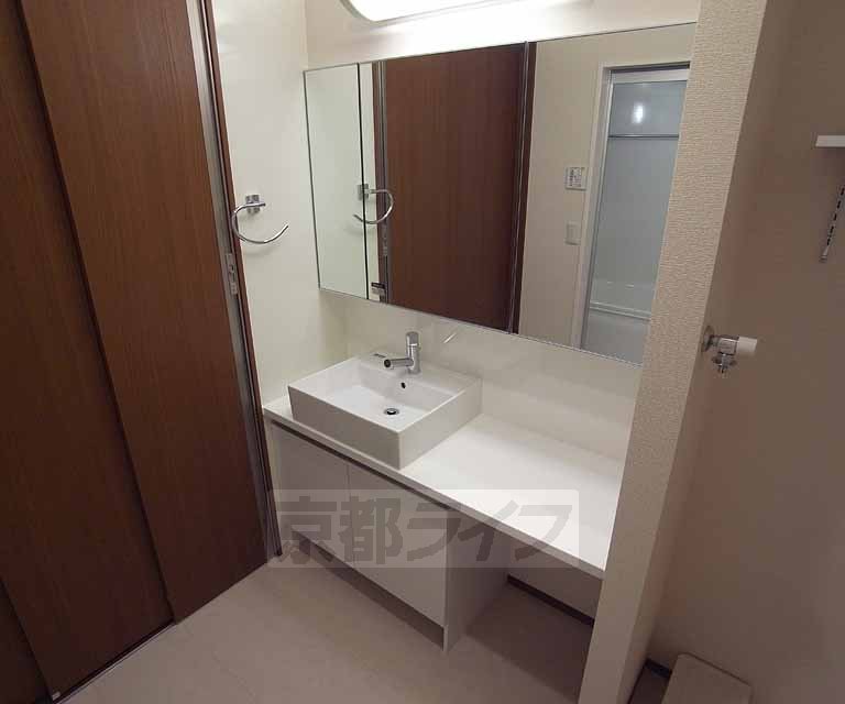 その他設備　鏡の大きい洗面台です。