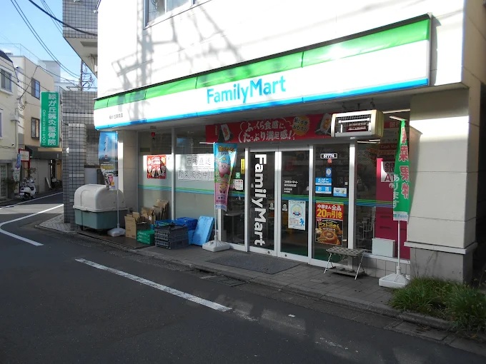 コンビニ　ファミリーマート緑が丘駅前店（コンビニ）まで477m