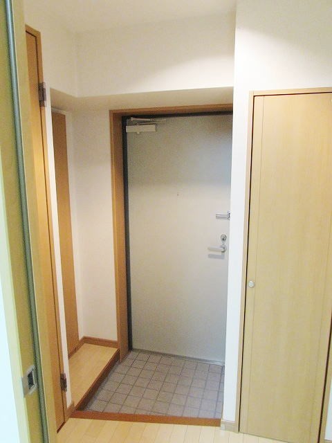 玄関　※別号室の参考写真になります。