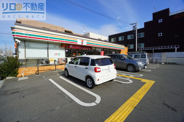 コンビニ　セブンイレブン阪急新伊丹駅前店（コンビニ）まで582m