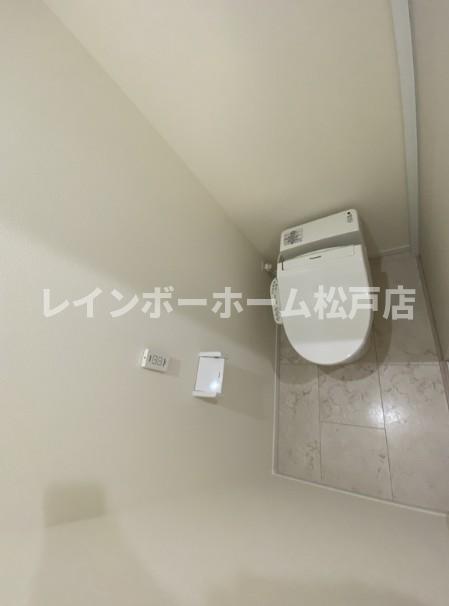 トイレ　落ち着いた色調のトイレです