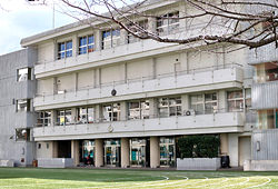 小学校　港区立青山小学校（小学校）まで597m