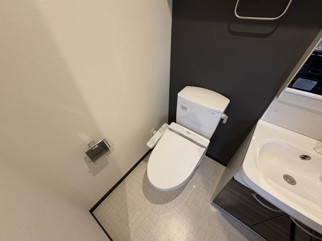 トイレ　落ち着いた色調のトイレです