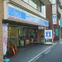 コンビニ　ローソン四谷左門町店（コンビニ）まで132m