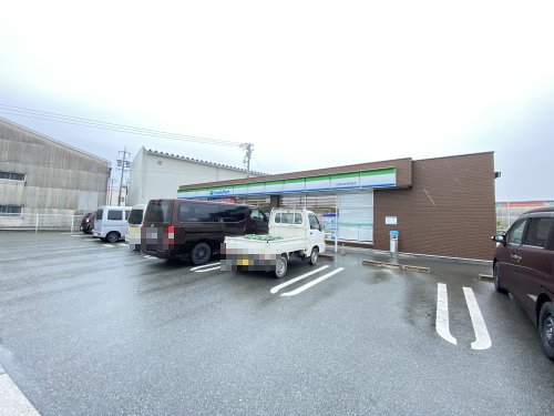 コンビニ　ファミリーマート松阪中央埠頭前店（コンビニ）まで505m