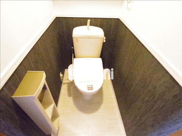トイレ　清潔感のある、ウォシュレットつきのトイレです。