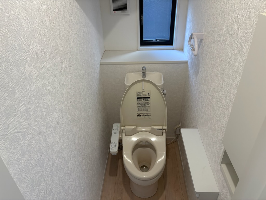 トイレ　1Fと2Fにトイレ　　写真は1Fトイレ