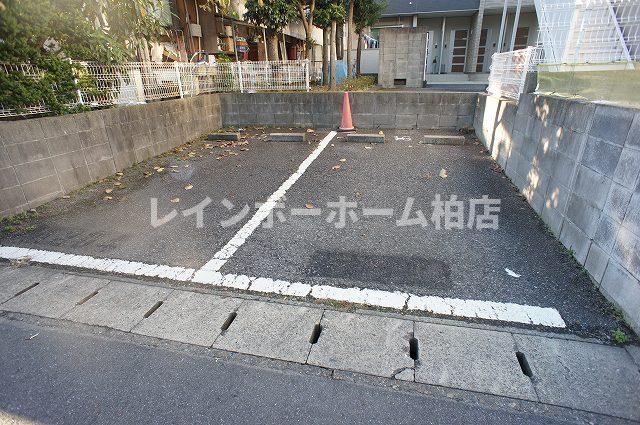 駐車場　車をお持ちの方に嬉しい駐車場付きの物件です