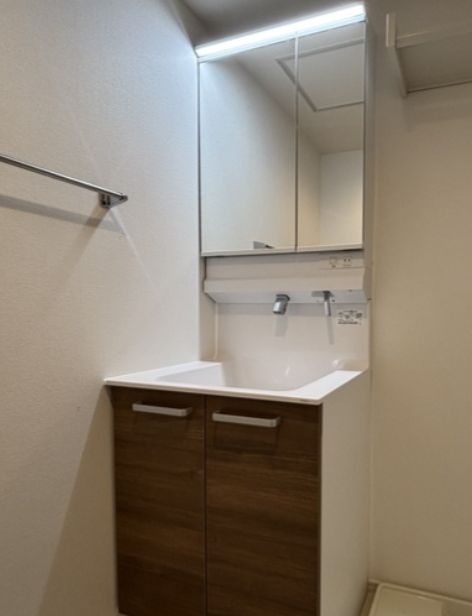 洗面設備　独立洗面台、小物を置くことができて便利です
