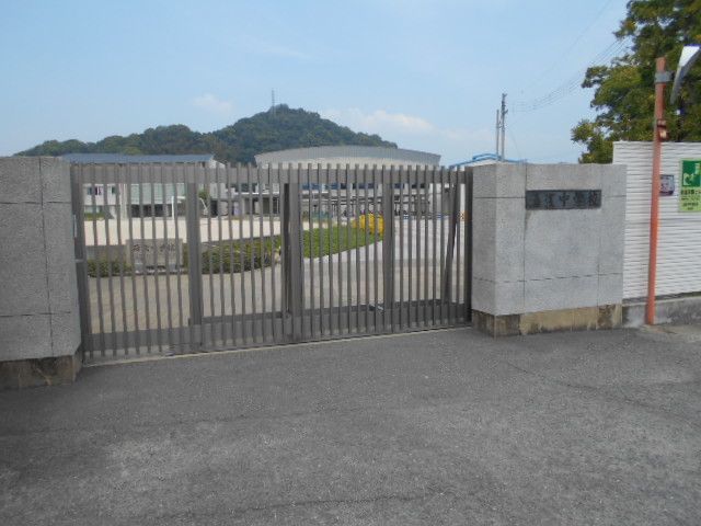 中学校　湯浅中学校様（中学校）まで550m