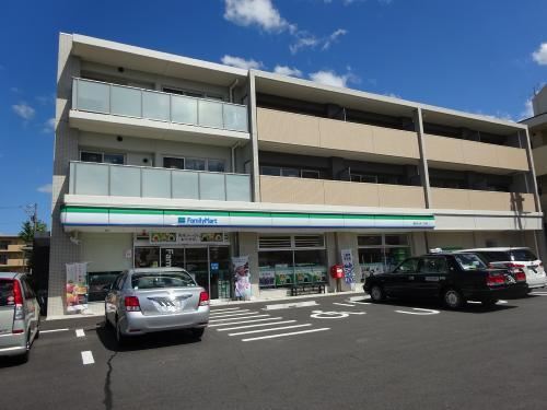コンビニ　ファミリーマート（コンビニ）まで870m