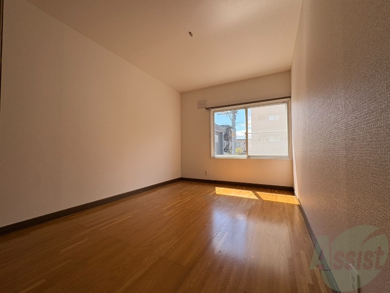 その他部屋・スペース　こちらのお部屋は光が差し込む、温かみのあるお部屋です。