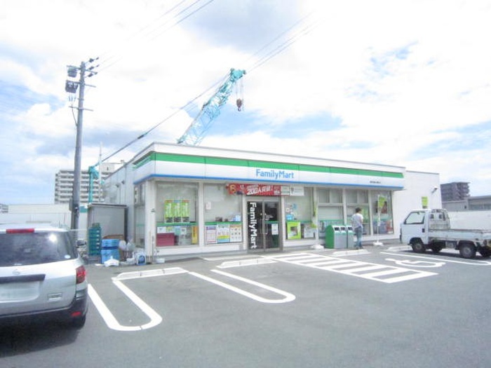 コンビニ　ファミリーマート多の津一丁目店（コンビニ）まで748m