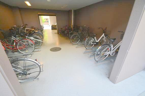 駐車場　敷地内にある駐輪場。雨の日にはうれしい屋根つきです。