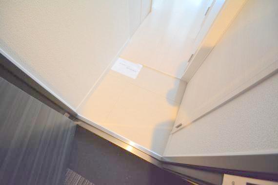 玄関　玄関に入るとお部屋まで一直線、明るい光が差し込みます。