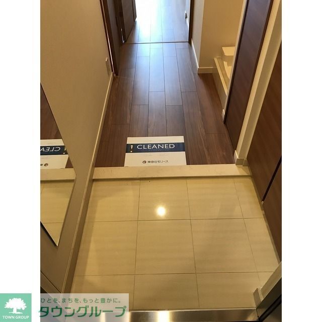 玄関　※部屋タイプによって色が異なる場合がございます