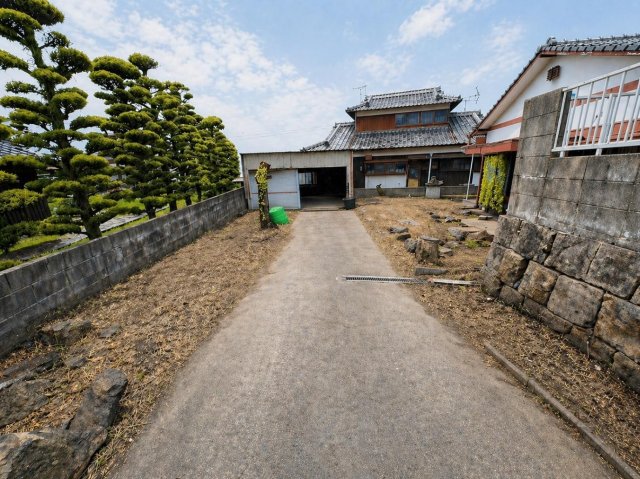 駐車場　ガレージ付き駐車場。ガレージ1台＋縦列で2台の計3台可能です