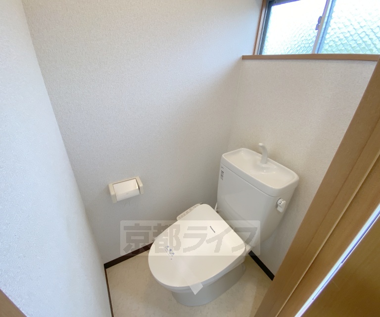 トイレ　洗浄機能付きトイレです。窓があり明るいです。