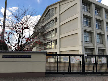 小学校　羽曳野市立高鷲北小学校（小学校）まで352m